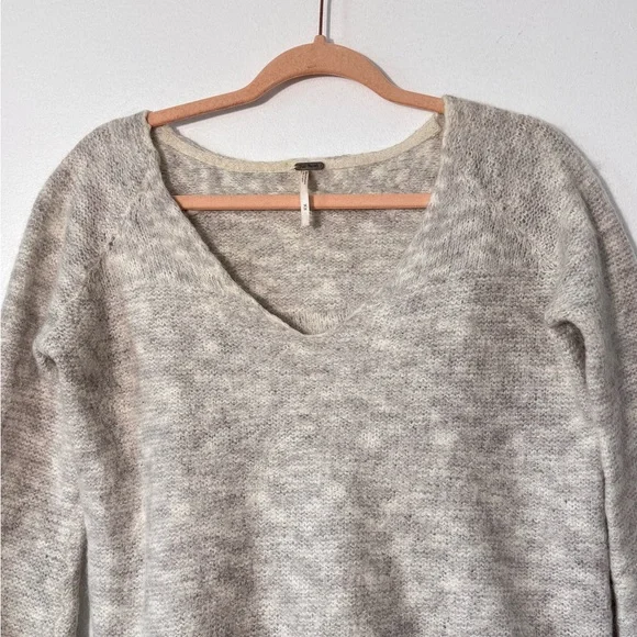 Free People Oversized Cozy Alpaca/Mohair Knit Bell-Sleeve V Neck Top Sweater M - Picture 3 of 13